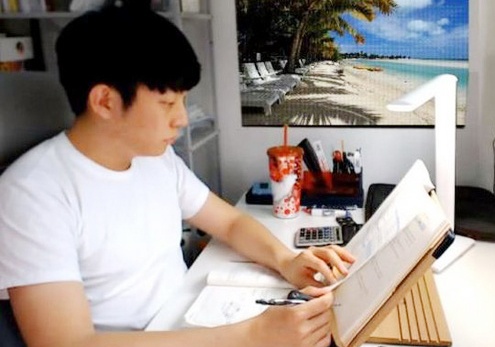 Chi livestream canh ngoi hoc nhung kiem duoc hang trieu view hinh anh