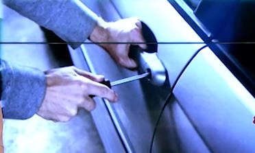 Tu nhan My tro tai be khoa, giai cuu em be 1 tuoi mac ket trong oto hinh anh