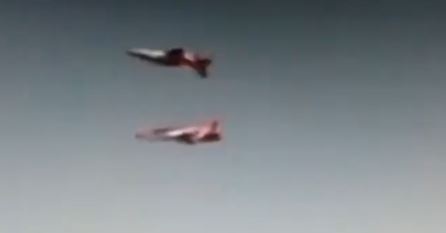 2 may bay bieu dien dam nhau giua troi roi lao xuong dat boc chay hinh anh