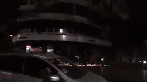 Phong nhanh, thanh nien truot nga khien xe toe lua tren duong hinh anh