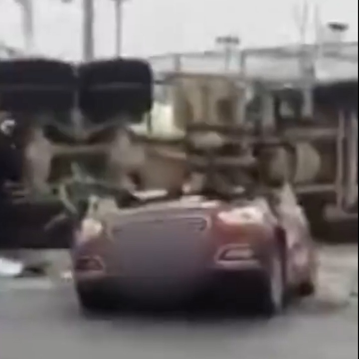 Tai xe song sot sau vu va cham manh voi xe bon khien oto bep dum hinh anh