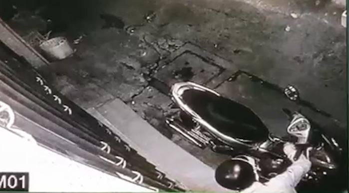 Thanh nien be khoa, trom xe may trong tich tac hinh anh