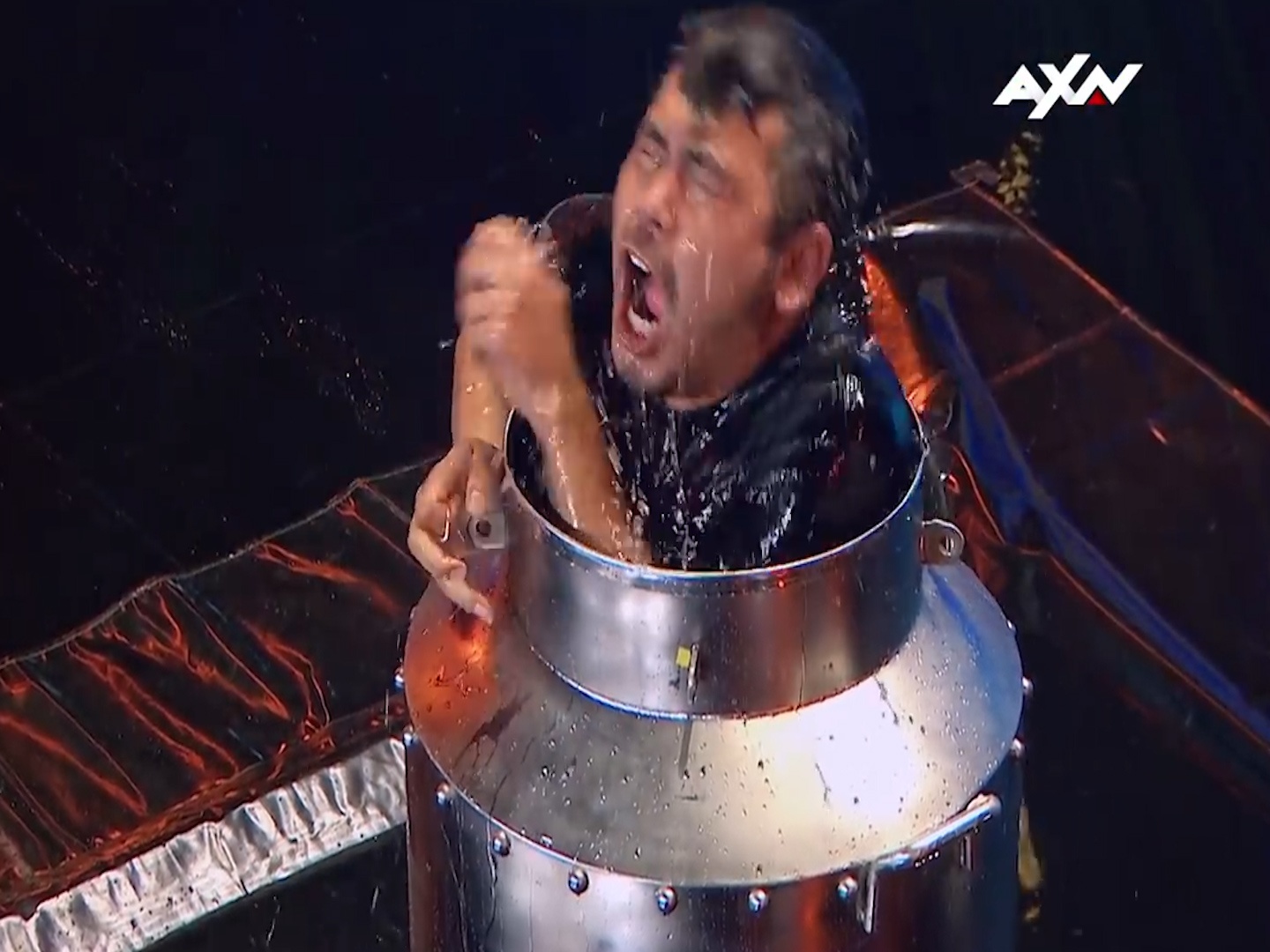 Ao thuat gia lieu linh tinh mang de thoat khoi thung chua day nuoc hinh anh