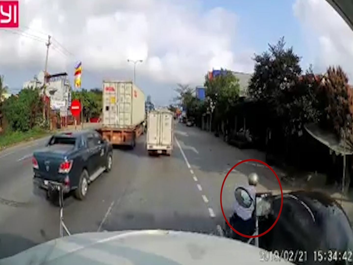 Mat tam nhin, oto tong nga xe may dang qua duong tai Hai Phong hinh anh