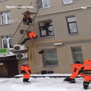 Quan nhan Nga roi khoi vach tuong khi dang don tuyet tren mai nha hinh anh