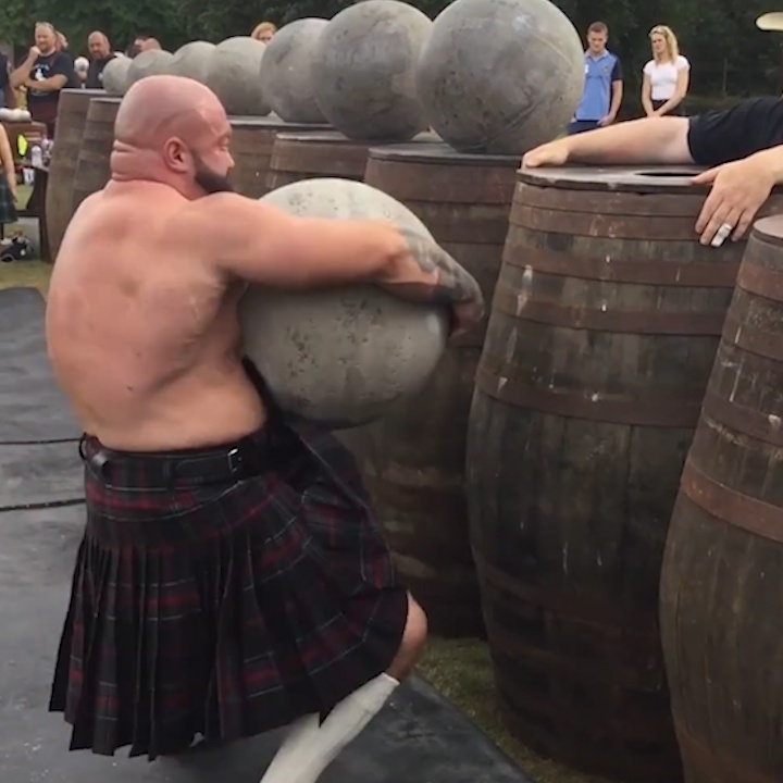 Nguoi dan ong luc luong nang lien tiep 9 hon da nang hon 500 kg hinh anh