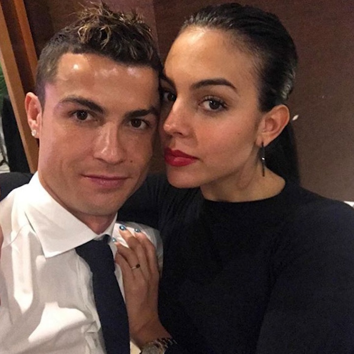 Nhung khoanh khac 'dong vo dong chong' cua cac sao bong da hinh anh