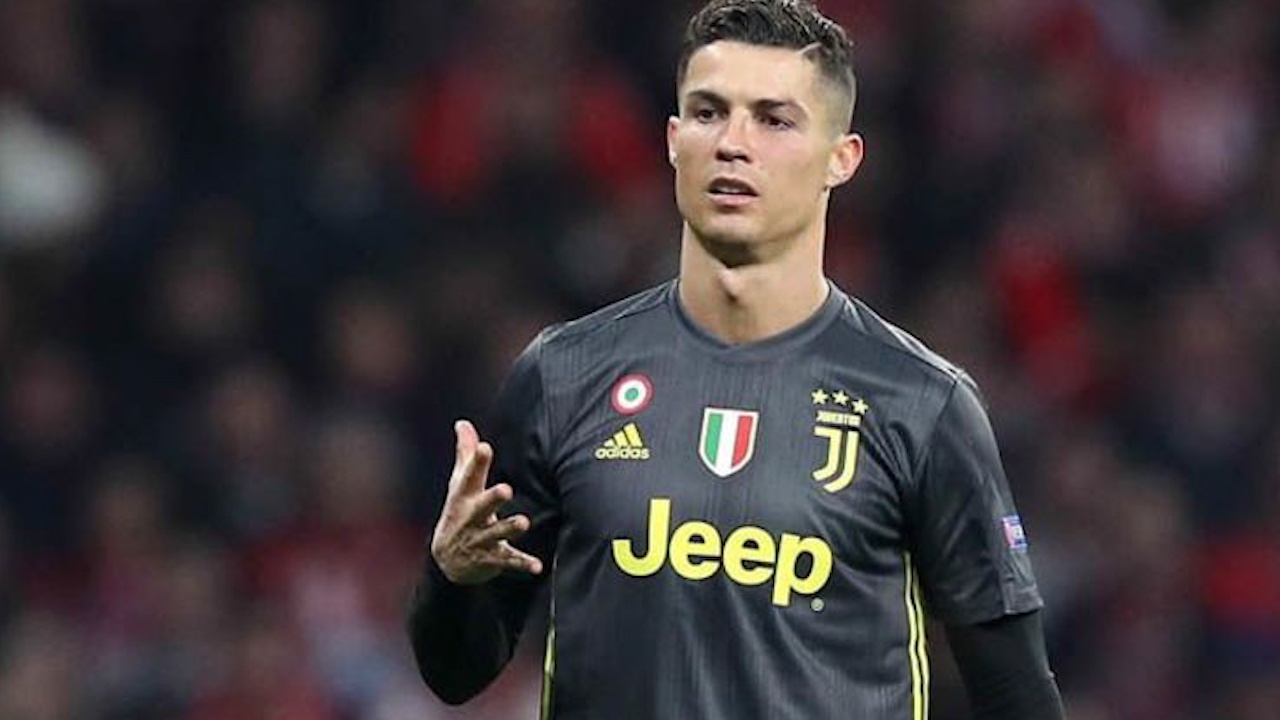 Ronaldo gio 5 ngon tay tuong trung 5 cup C1 'dap le' CDV Atletico hinh anh