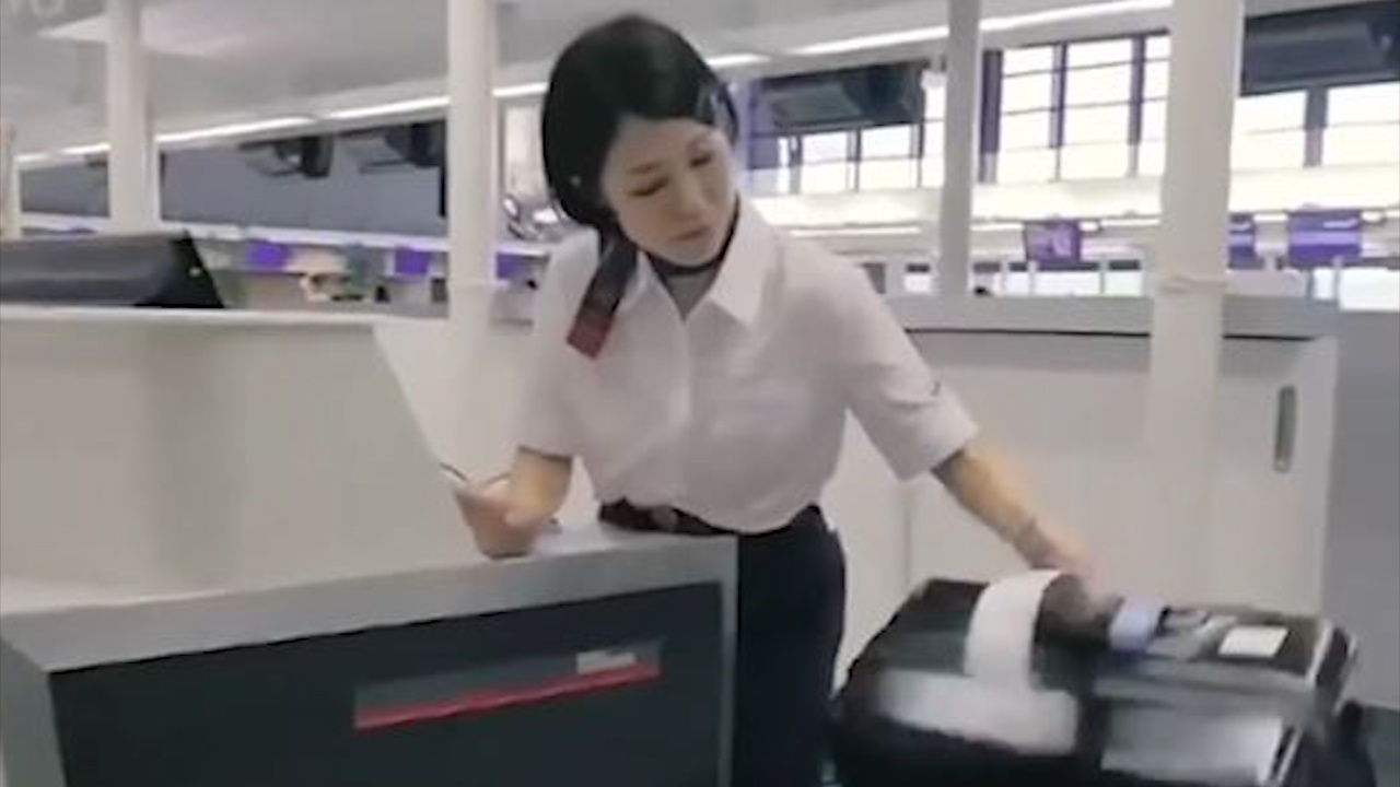 Nhan vien san bay Nhat Ban nang niu hanh ly cua khach nhu nang trung hinh anh