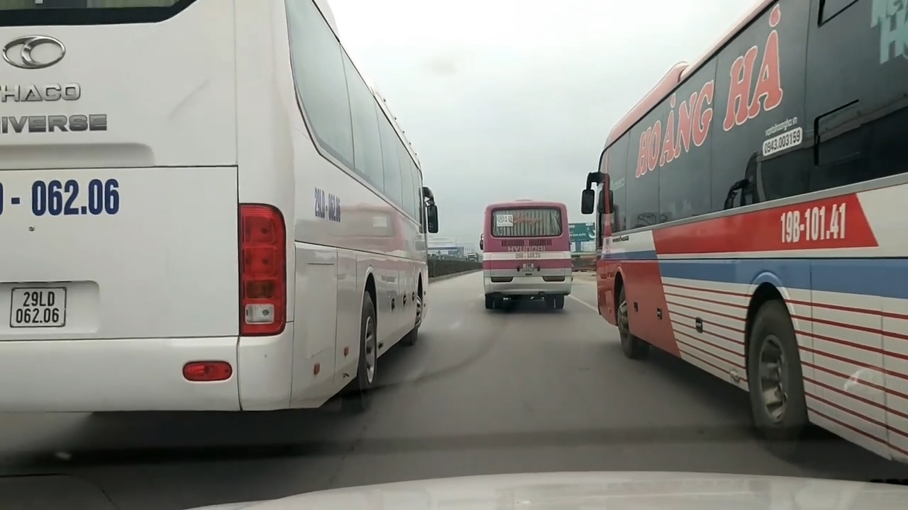 Oto bi bao vay boi 3 xe khach gianh duong hinh anh