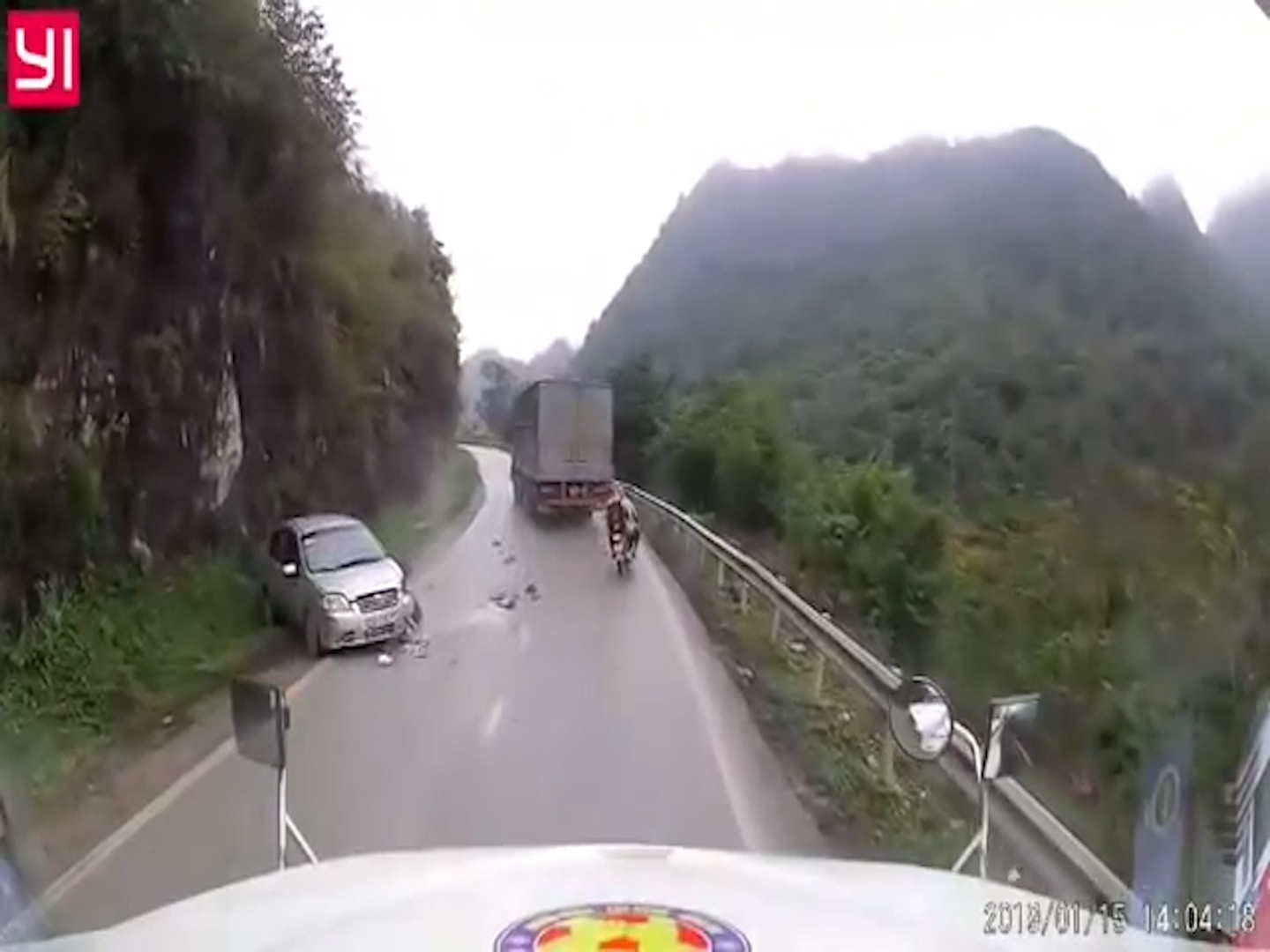 Co vuot o goc cua khuat, xe tai tong nat dau oto hinh anh