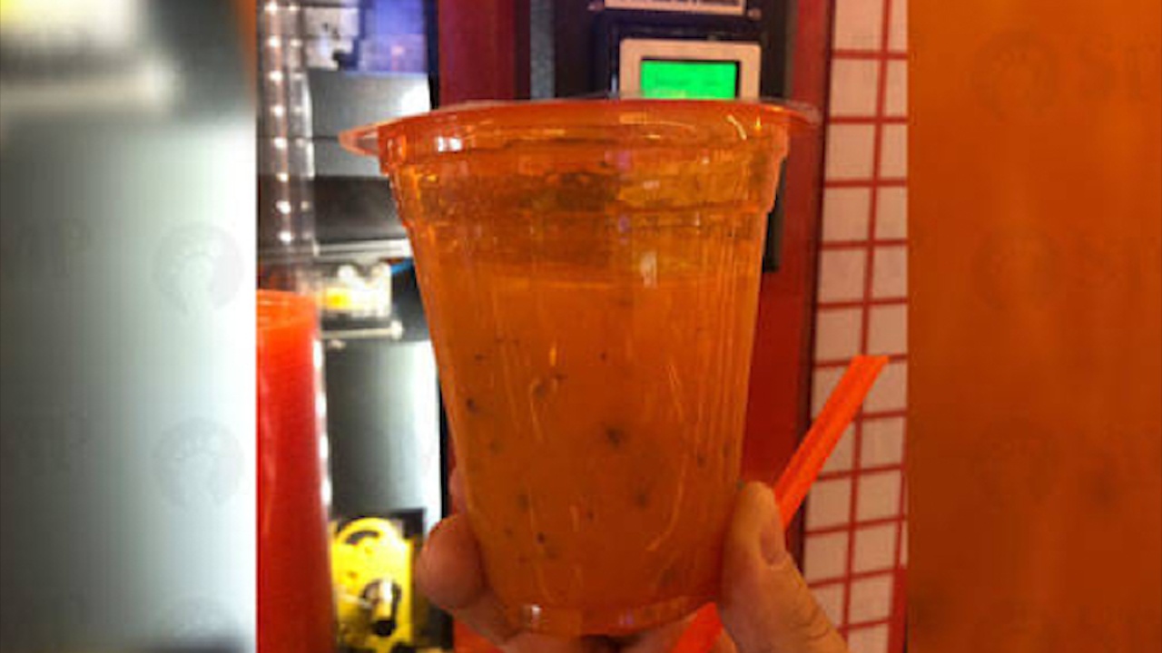 May tu dong ban nuoc cam tuoi o Singapore hinh anh