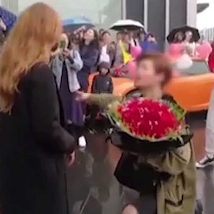 Mua Lamborghini cau hon co gai Nga, chang trai Trung Quoc bi cu tuyet hinh anh