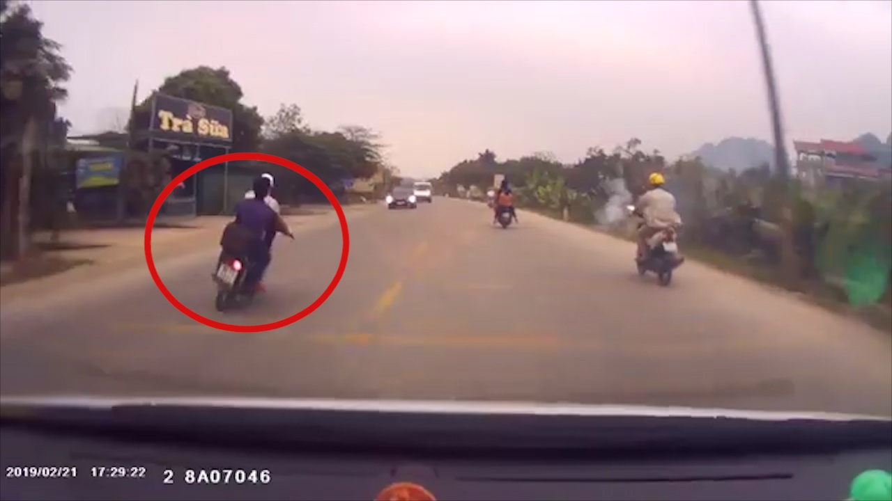 Danh vong lang lach, xe may tong vao oto khien 1 nguoi tu vong hinh anh