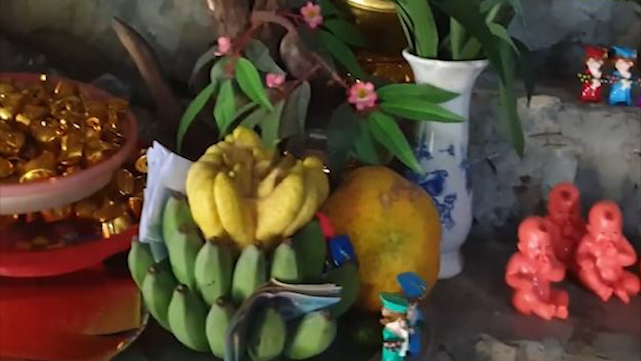 Tom gon nhom 'buon than ban thanh', lua hang nghin khach di chua Huong hinh anh