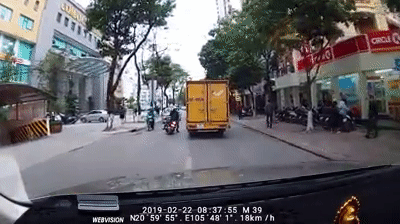 Truot banh, tai xe xe may nga dau vao gam oto tai hinh anh