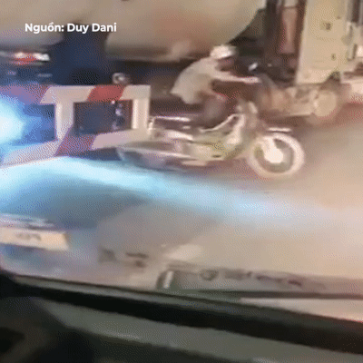 Tai xe xe may lieu linh chui duoi gam container de sang duoc duong hinh anh