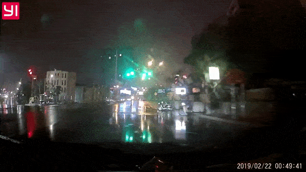 Nguoi di xe may phong ra tu bong toi khien tai xe oto phanh gap hinh anh