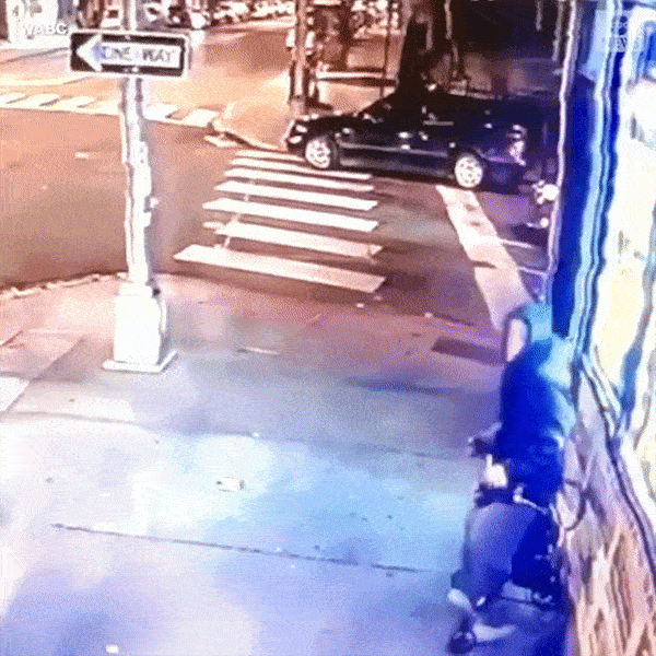 Oto phong nhu ten lua tren via he, tong gay cot den hinh anh