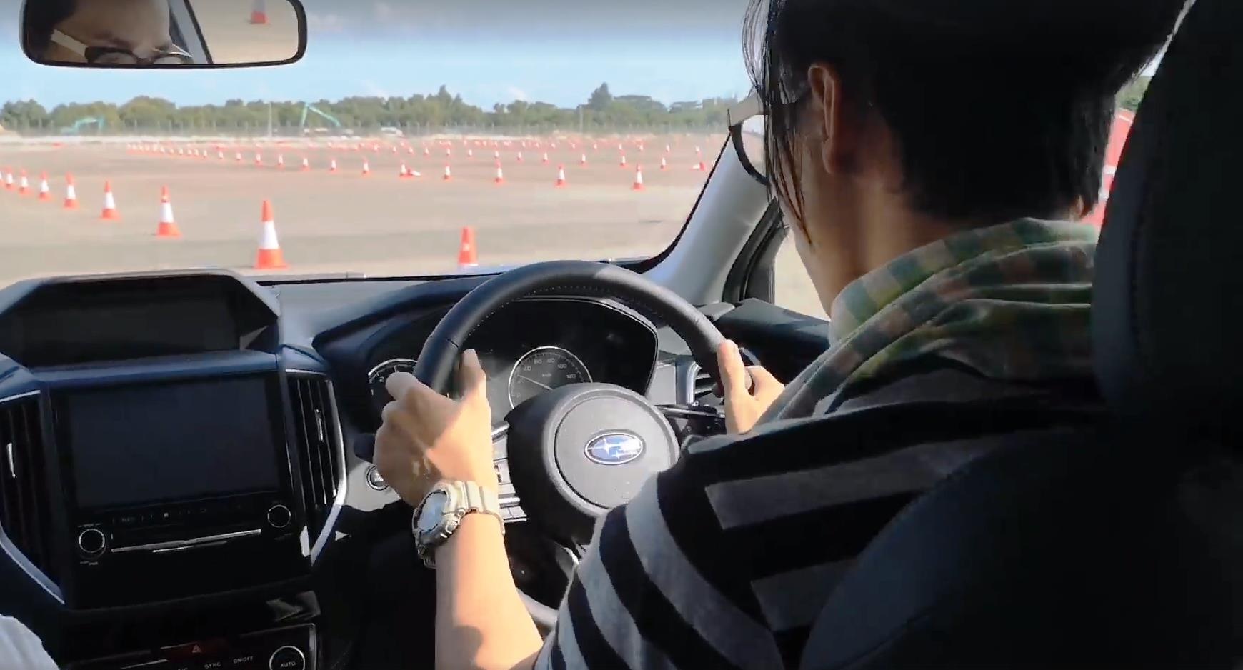 Vi sao 2/3 the gioi lai xe ben phai, phan con lai lai xe ben trai? hinh anh