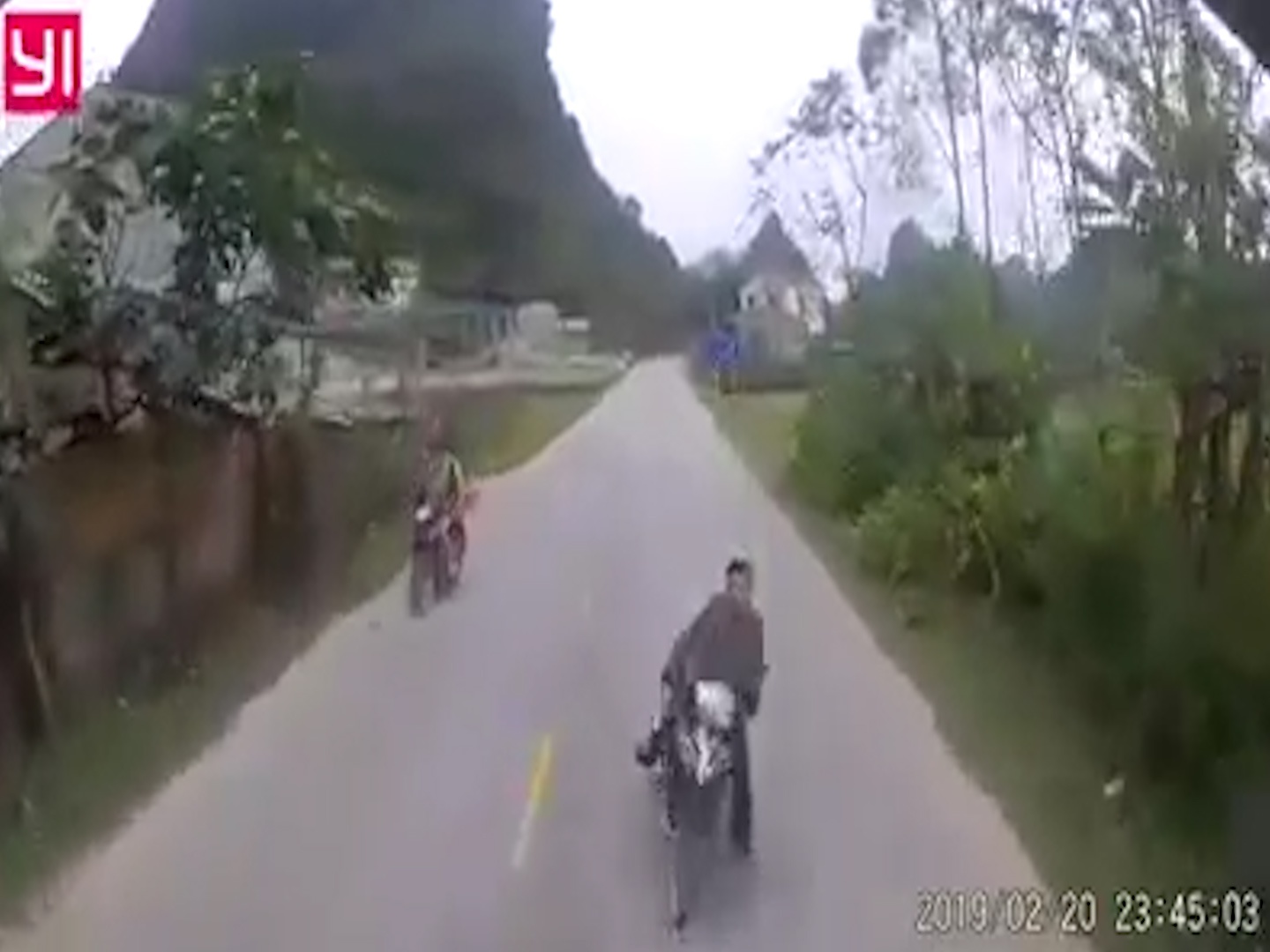 Tai xe xe may lao thang vao dau oto tren lan duong nguoc chieu hinh anh