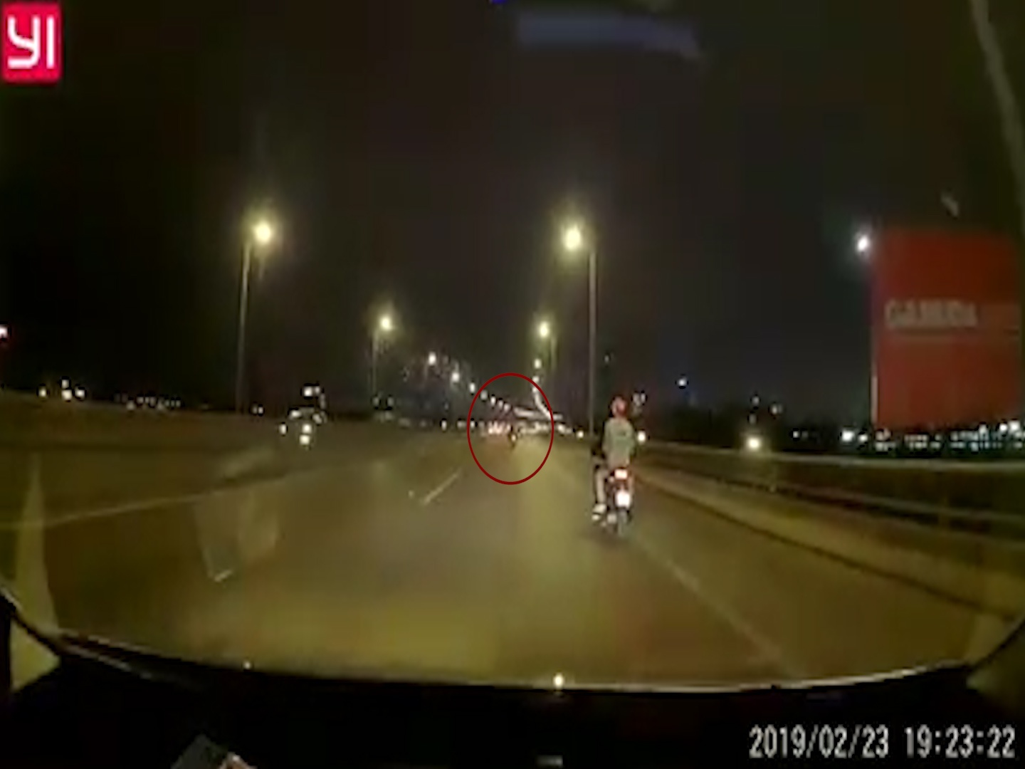 Tai xe may lang lach 'nhu rang lac' tren lan duong oto hinh anh