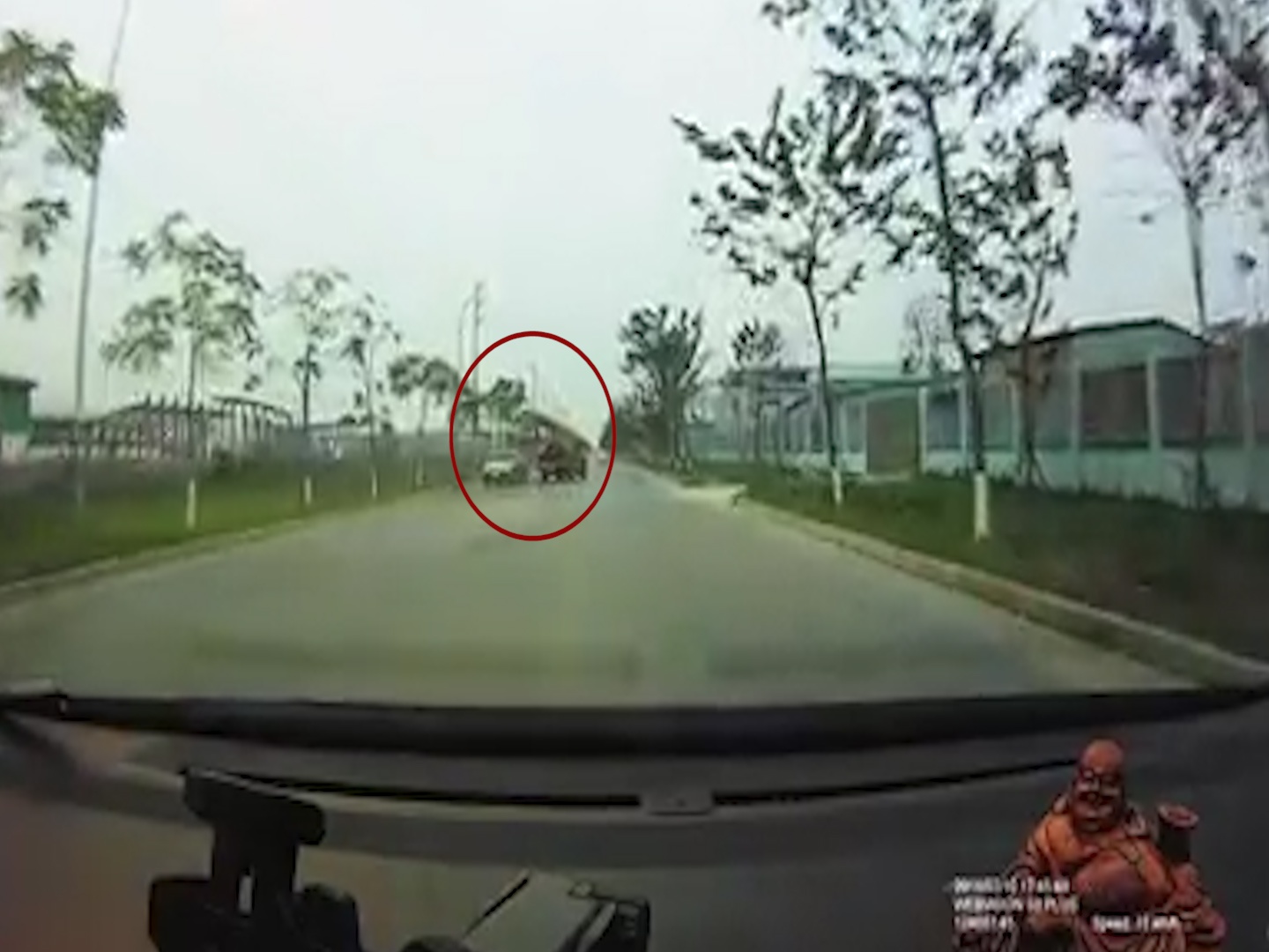 Tai xe oto danh lai tu cuu minh thoat chet ben lan nguoc chieu hinh anh