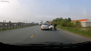 Me nhanh tay keo con thoat chet ngoan muc ngay gam container hinh anh