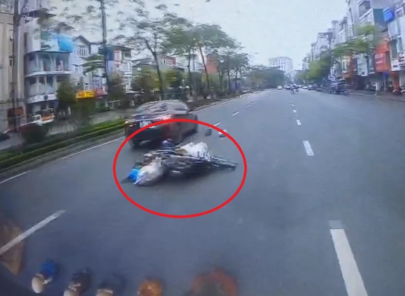 Chuyen lan khong quan sat, xe may va vao oto nga xuong duong hinh anh