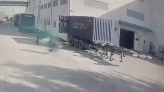 Xe dap om cua, dap dau vao gia do container nam bat tinh hinh anh