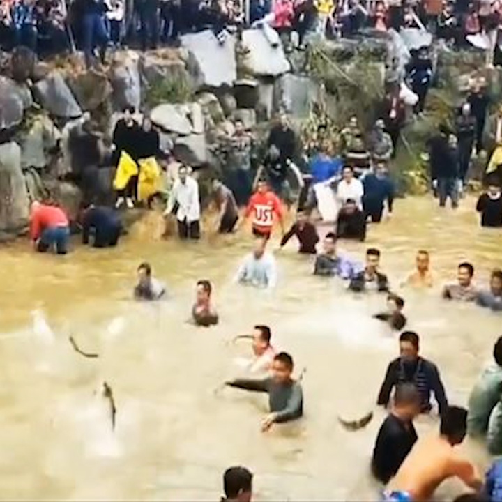 Hang nghin nguoi bat ca bang tay khong tai le hoi Trung Quoc hinh anh