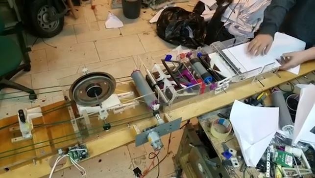 May gap may bay tu che hoan thanh chi trong nhay mat hinh anh