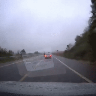 Oto danh lai 'xuat than' tranh xe may sang duong nhu trong phim hinh anh