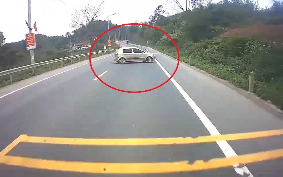 Oto dot ngot quay dau, suyt bi xe di nguoc chieu dam phai hinh anh