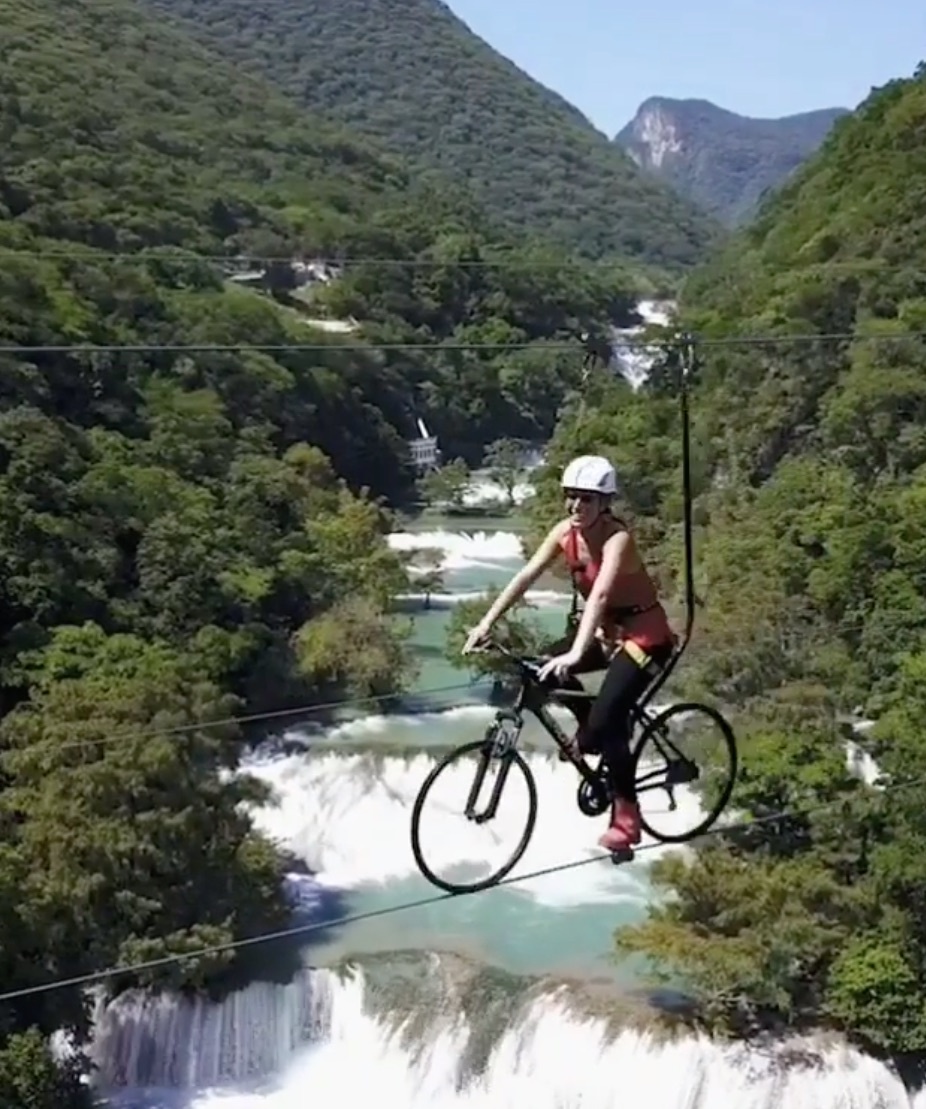 Du khach dap xe tren day cao 80 met de den con thac dep nhu tien canh hinh anh