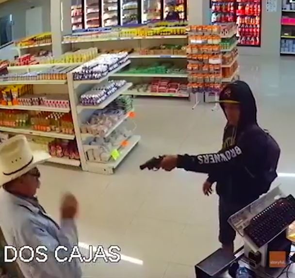 Ten cuop dung sung bi cao boi bat lai ngay tai cua hang hinh anh