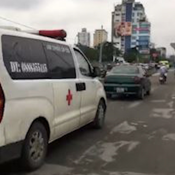 Xe cap cuu hu coi, xin duong nhung tai xe oto van quyet khong nhuong hinh anh