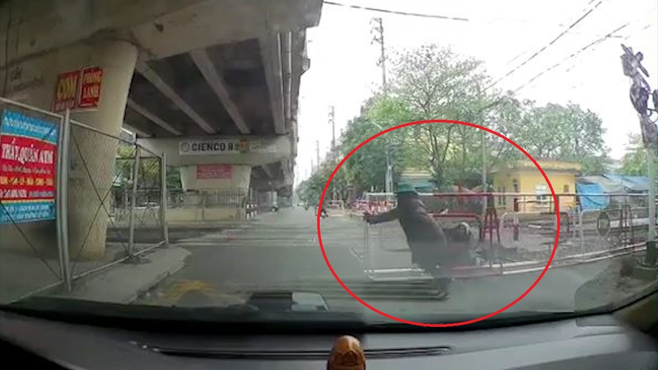 Keo gac chan cham, nu nhan vien suyt gay tai nan hinh anh