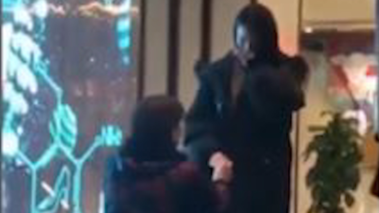 Me Trung Quoc quy goi cau hon ban gai ho con trai hinh anh