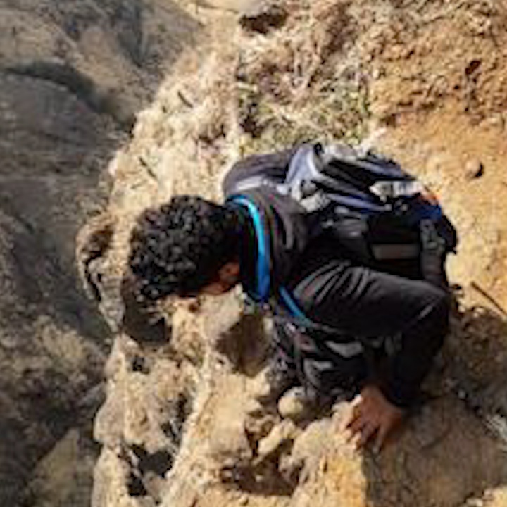 Du khach lieu linh di tren vach nui dung dung o An Do hinh anh