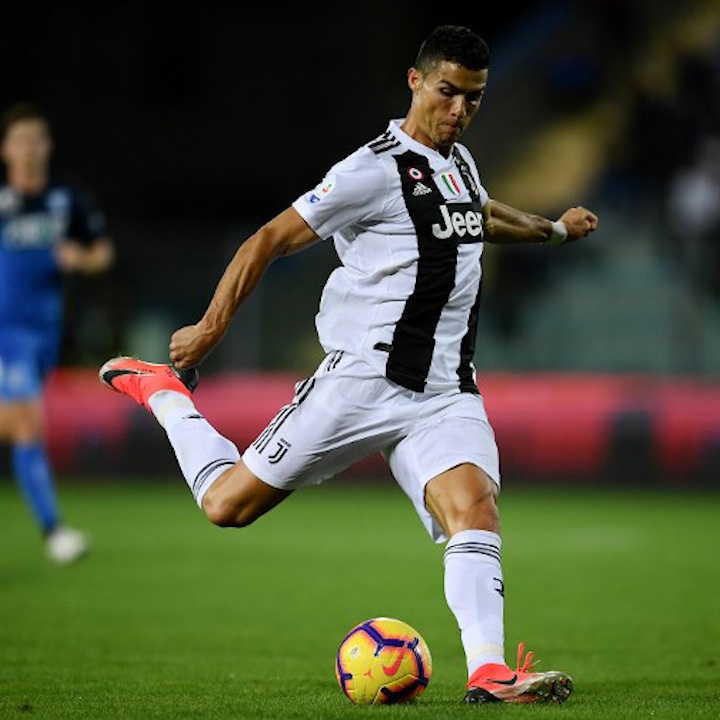 Meo sut bong xoay nhu Ronaldo cua chang trai Han Quoc hinh anh