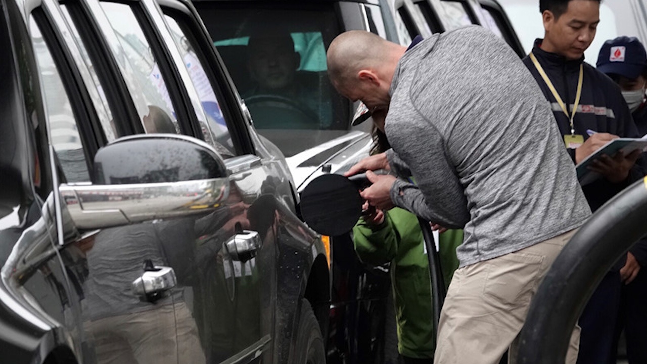 The Beast cua ong Trump 'ghi no' khi do xang o Ha Noi, ai se tra tien? hinh anh