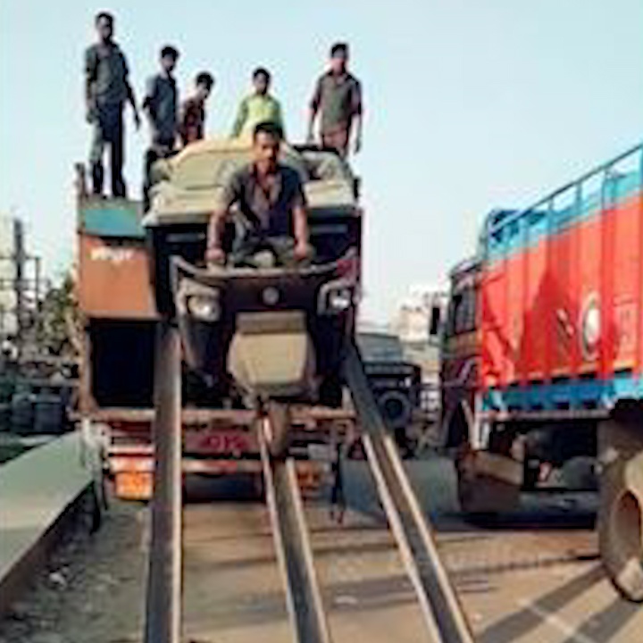 Dung 3 thanh duong sat dua xe ba gac xuong doc o An Do hinh anh