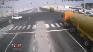 SUV vuot den do bi xe bon dam tham khoc o Arab Saudi hinh anh