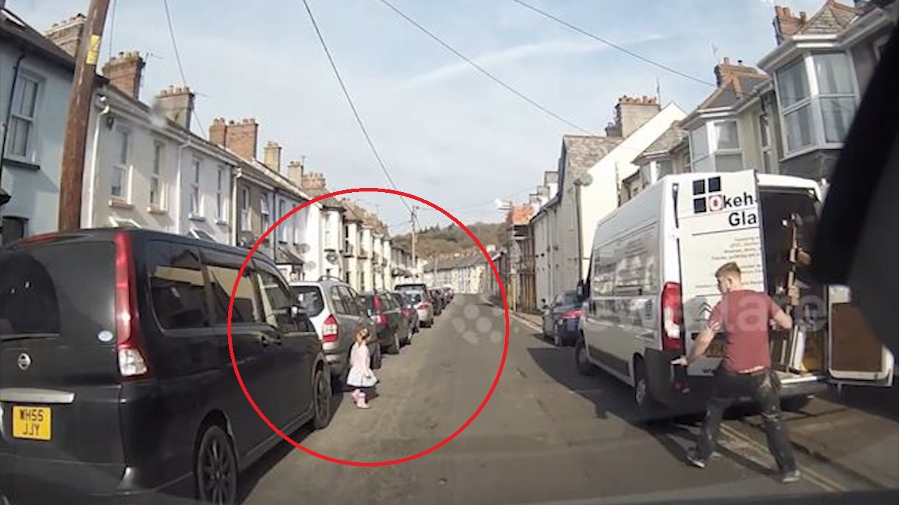 Nguoi ben duong phan ung cuc nhanh cuu mang be gai trong tich tac hinh anh