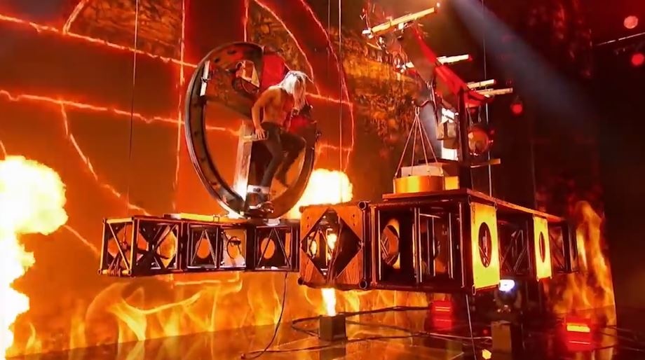 Thi sinh mo khoa nhanh nhu chop de thoat khoi may phun lua hinh anh