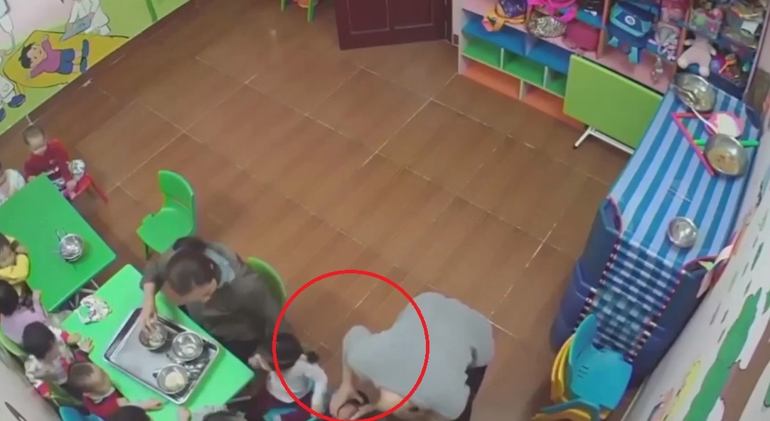 Khong chiu an, be mam non bi co giao loi ra goc tat lien tuc hinh anh