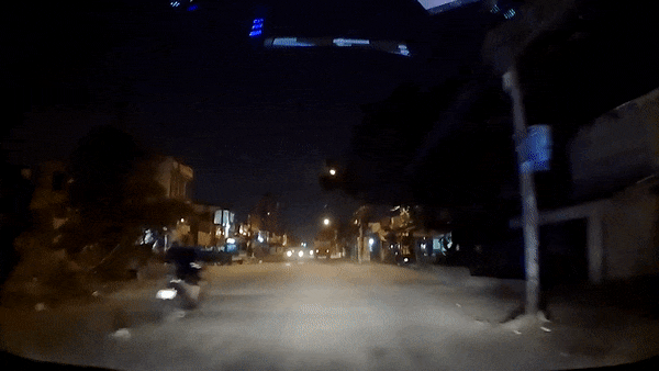 Phong xe vap o ga, tai xe cung chiec xe vang gan ca chuc met hinh anh