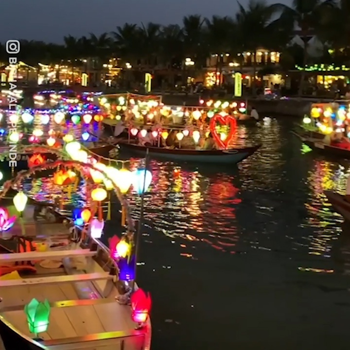 Ve dep cua xu den long Hoi An ve dem 'gay bao' trang nuoc ngoai hinh anh