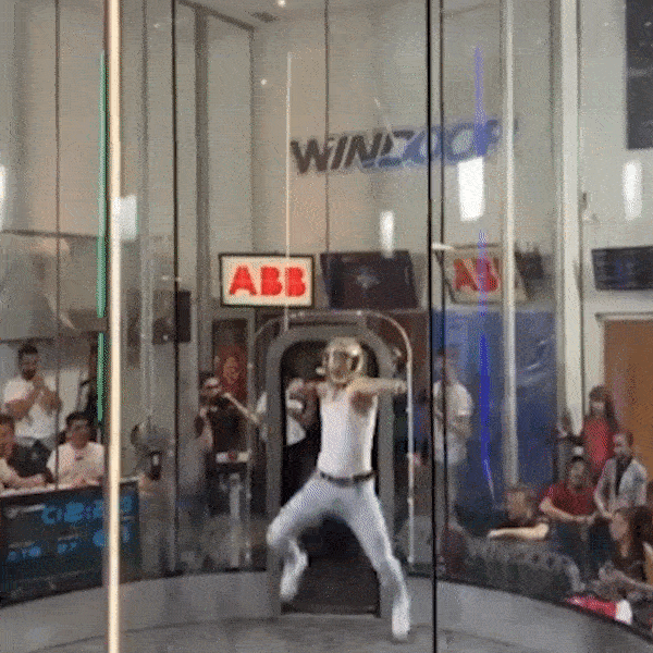 Vu cong bay luon nhu chim, nhay mua trong buong thoi khi hinh anh